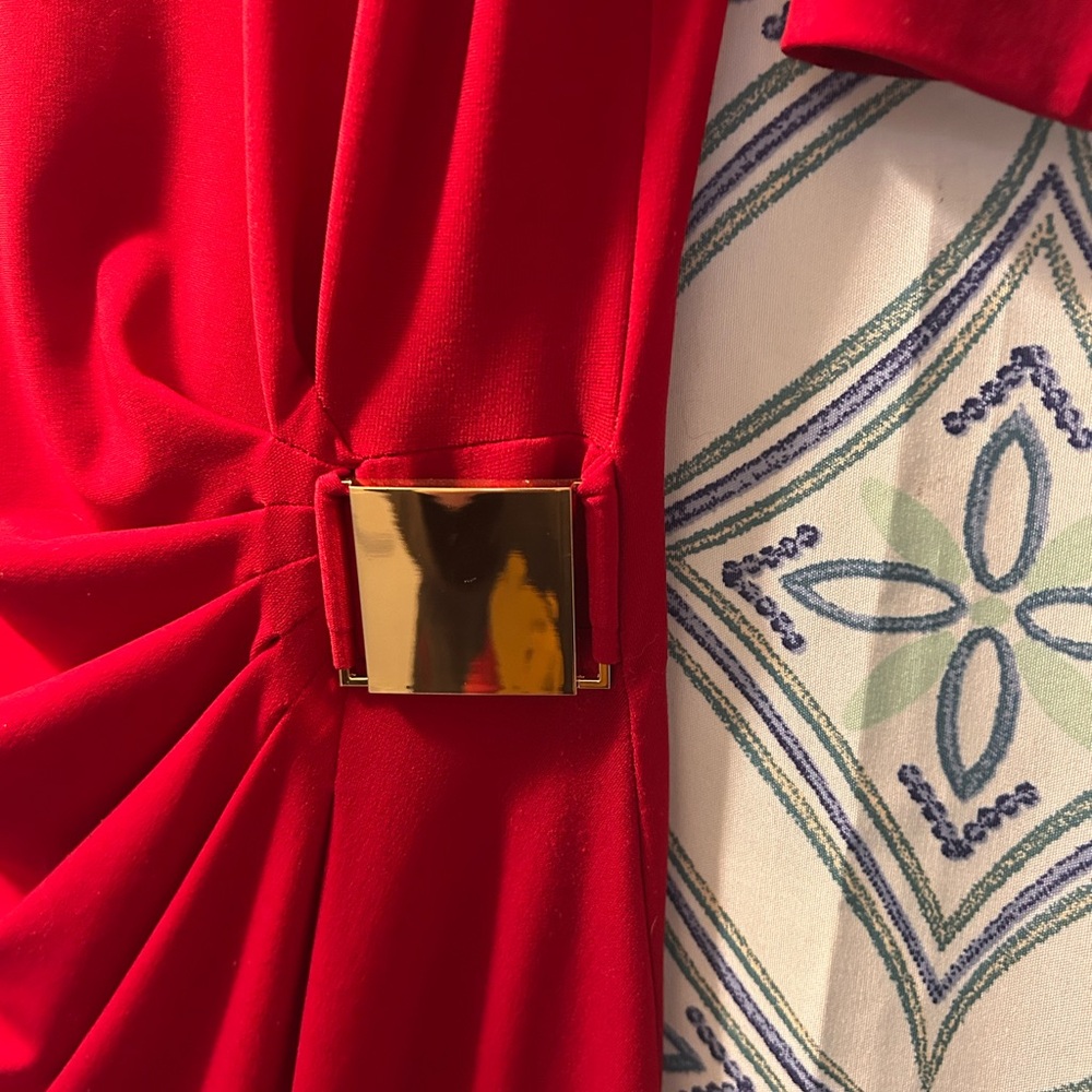TAHARI ARTHUR LEVINE Elegant Red Dress w/ BEAUTIFUL Side Gathering Gold Buckle - Picture 3 of 6